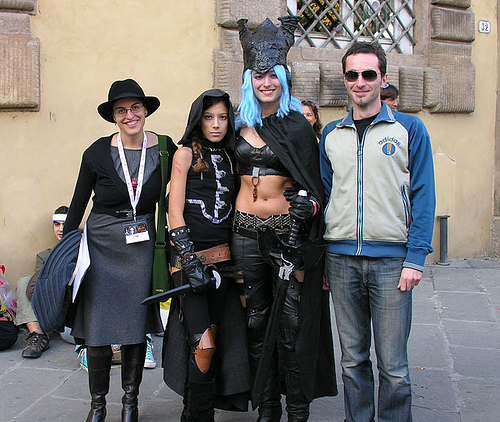 Lucca 2007, ritratto della mestizia: Licia Troisi con due cosplayer dai gusti molto opinabili.