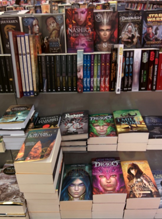 Ecco tutto lo spazio rimasto alle opere di Licia Troisi in area Fantasy e Fantascienza, alla Feltrinelli Village di Orio Center: 12-15% scarso dello spazio totale. Anni fa toccava il 40-50% più le piramidi di copie a terra.