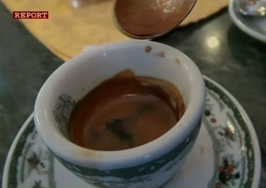 Espresso servito al Gambrinus: colore un po' scuro, untume nella tazzina che indica Robusta di cattivo livello carichi di cere, e una crema che si apre invece di tornare compatta dopo il tocco del cucchiaino, indicatore di un possibile caffè mal conservato (irrancidimento dei grassi del chicco).