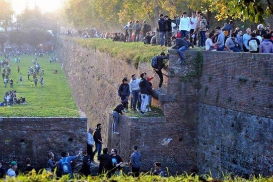 Il metodo Lucca 2014 per evitare la calca con centinaia di metri di coda e accedere alle mura.