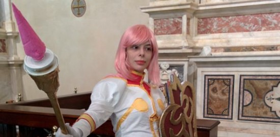 Un cosplay morale: parrucca rosa e pochissima pelle esposta!