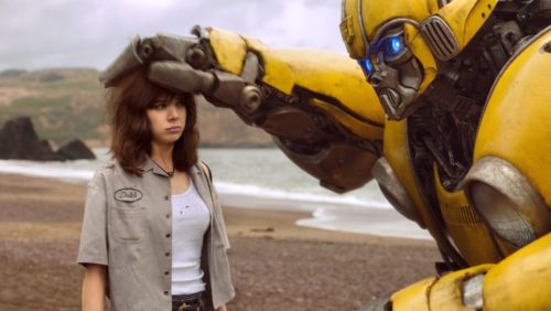 Hailee Steinfeld nel ruolo di Charlie, e Bumblebee